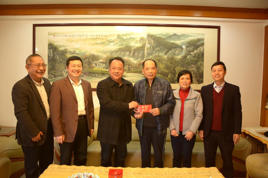 慰问吴少华李为民慰问学生(文/图 校工会)撰稿:汪胜亮    审稿:李东