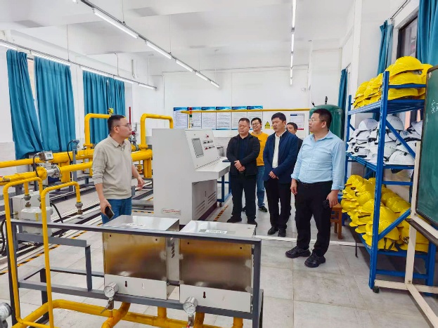 一群人站在火车旁AI 生成的内容可能不正确。