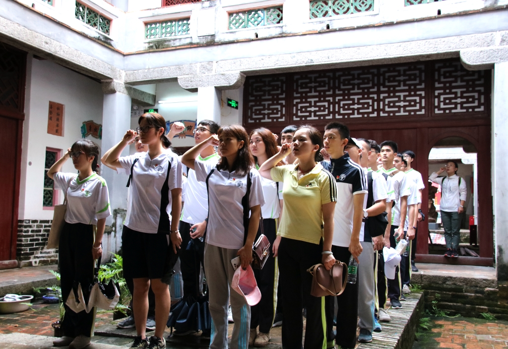 列宁主义小分队第一站来到"高州市革命历史纪念馆,又称为"南皋学舍"
