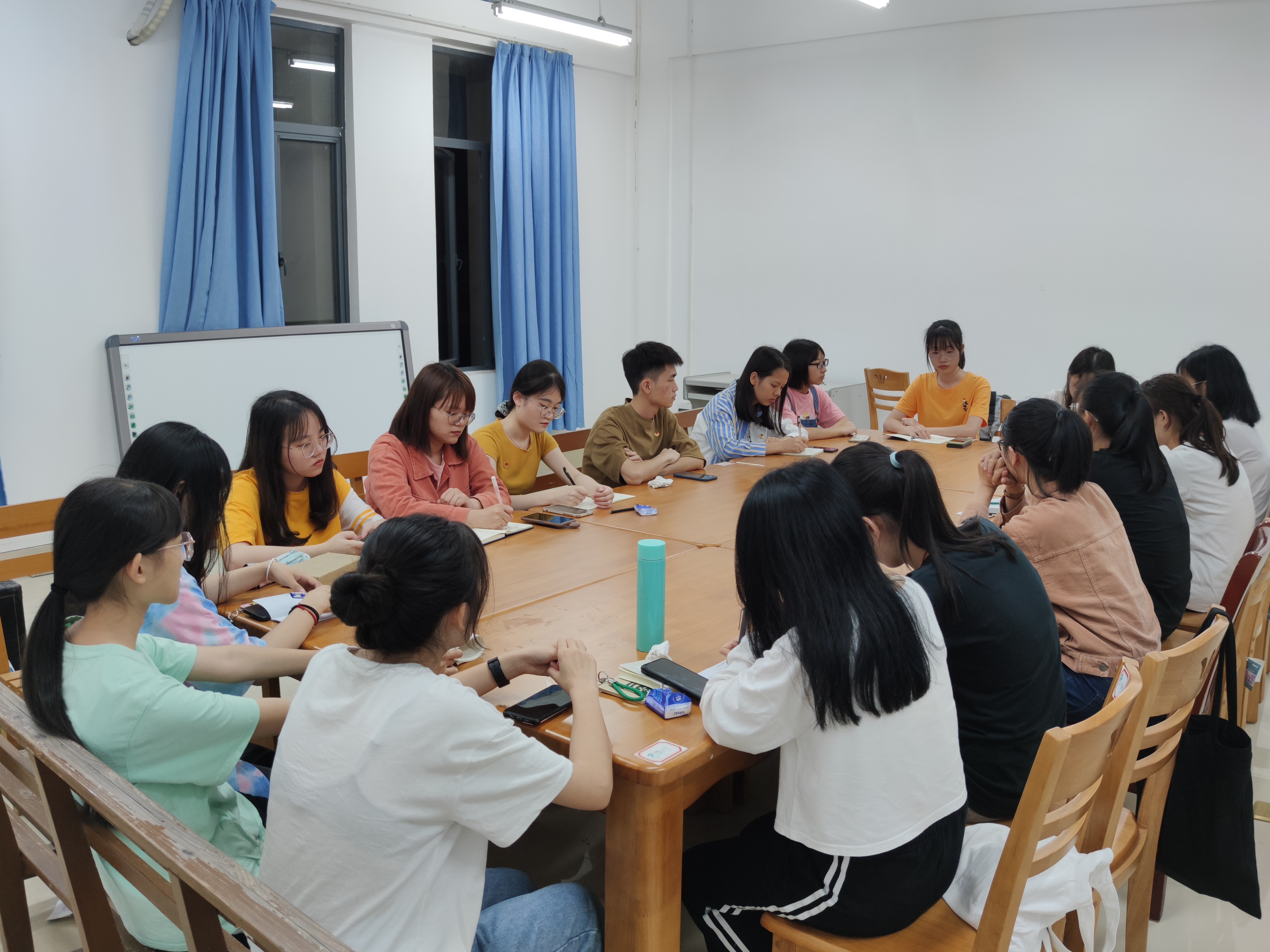 献策,共同谋划,就加强各部门交流工作,加强调动部门人员积极性创新性