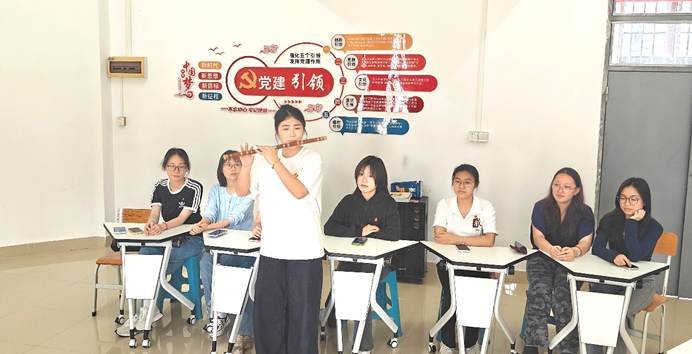 一群人站在台上 AI 生成的内容可能不正确。