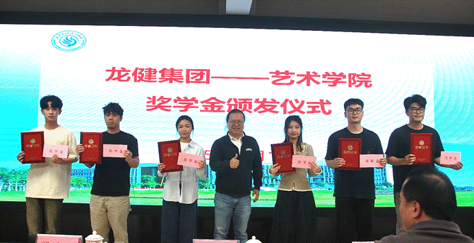 一群人站在屏幕前面 AI 生成的内容可能不正确。