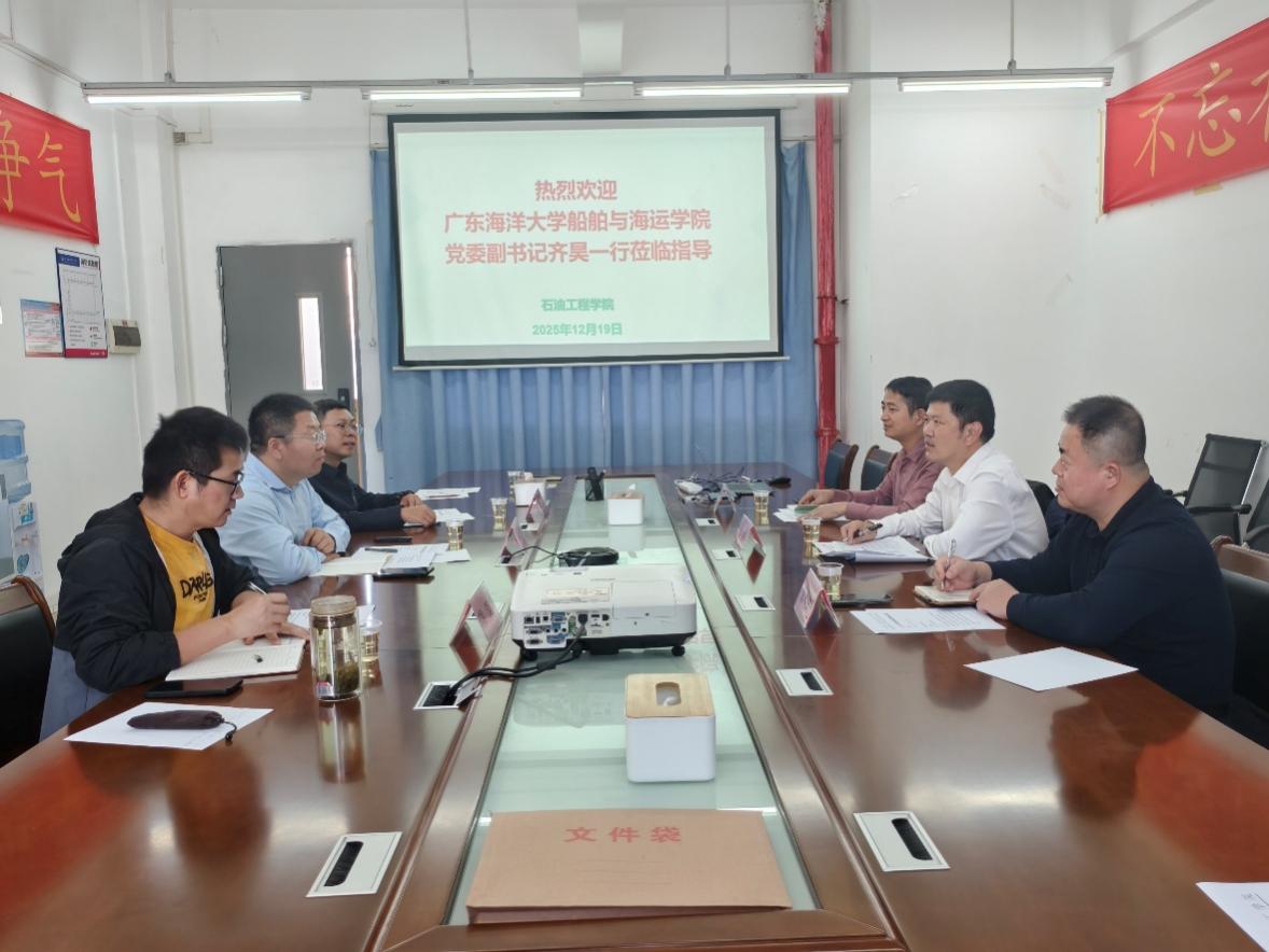 一群人坐在桌子前AI 生成的内容可能不正确。