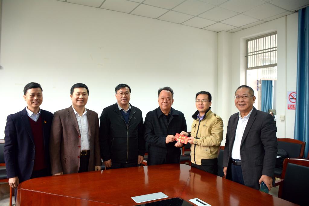 慰问吴少华李为民慰问学生(文/图 校工会)撰稿:汪胜亮    审稿:李东