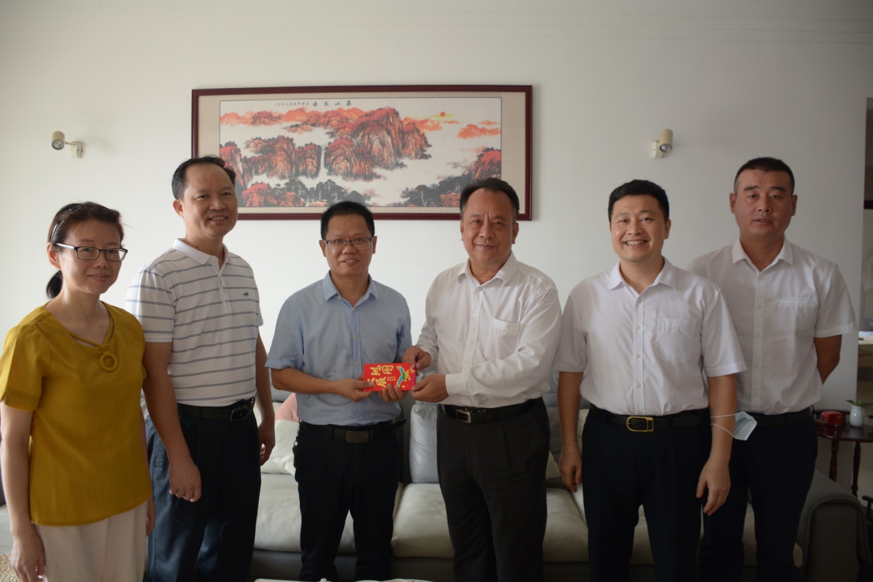 广东石油化工学院开展教师节走访慰问活动