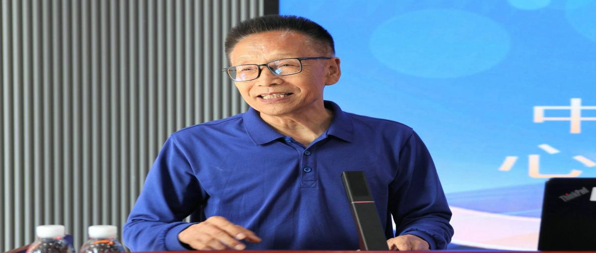 说明: 张国祚以《谈谈石油科学家精神》为题作报告