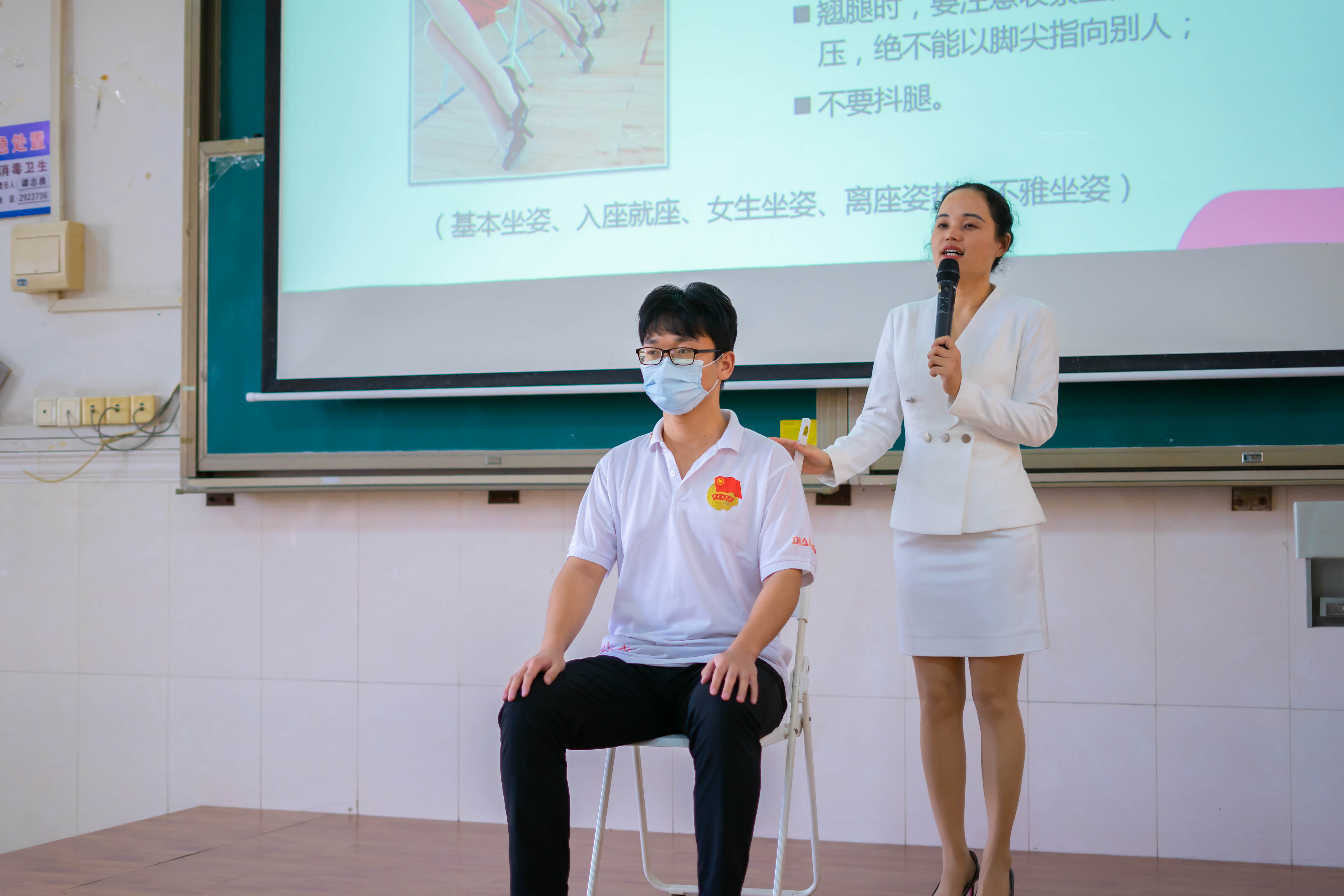 电信学院举办第十期"青马工程"学习班——新时代大学生礼仪培训