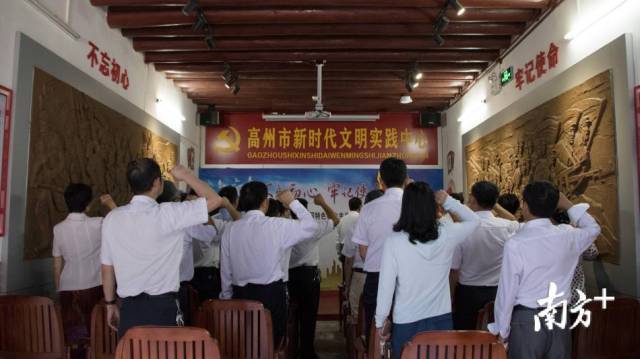 重温入党誓词。刘梓康 摄 重温入党誓词。刘梓康 摄