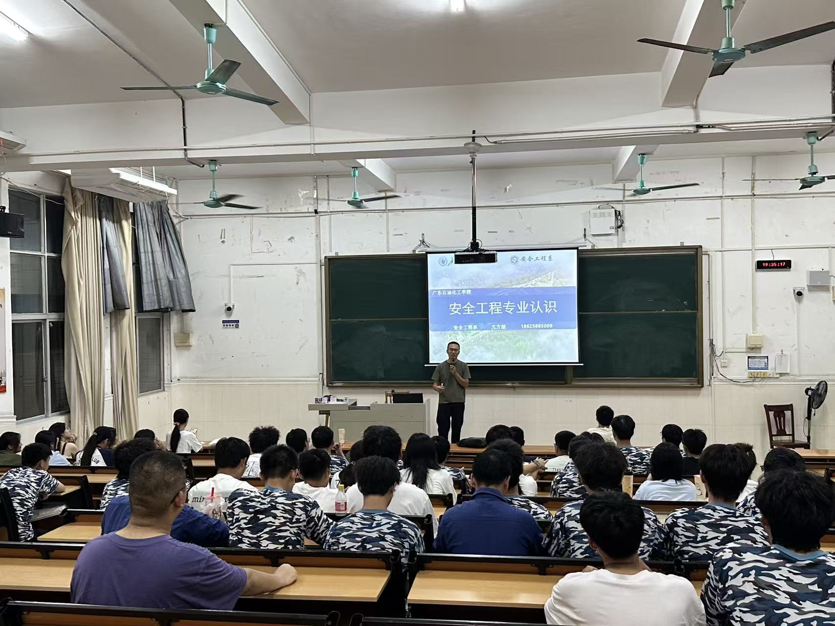 会议室里的人们AI 生成的内容可能不正确。