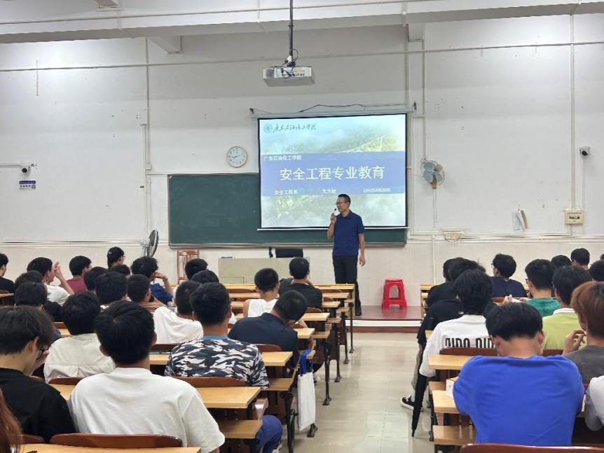说明: 会议室里的人们描述已自动生成