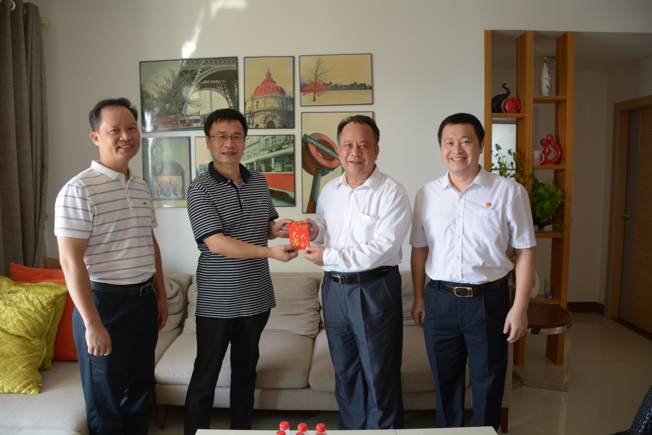 张清华慰问赵新淮教授党委副书记,副校长纪红兵慰问宋德源党委副书记