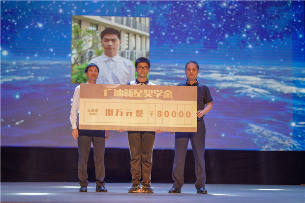 澳华达集团副总经理吴腾辉先生为吴飞鹏新生奖学金获得者颁奖张清华为