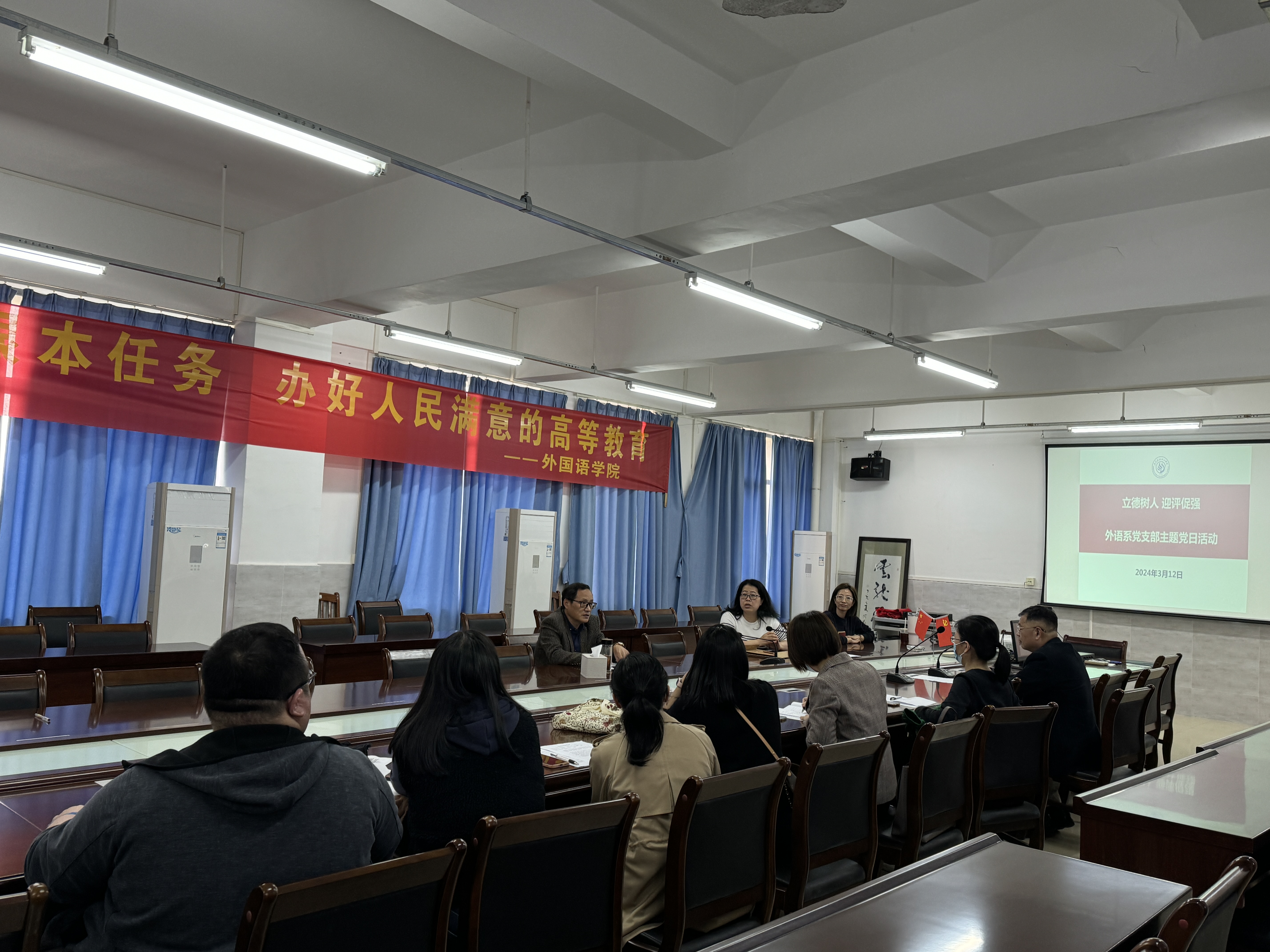 说明: 会议室里的人们描述已自动生成