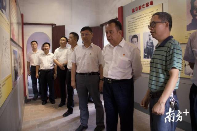 参观革命旧址。刘梓康 摄 参观革命旧址。刘梓康 摄