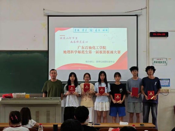 一群人在台上演讲AI 生成的内容可能不正确。