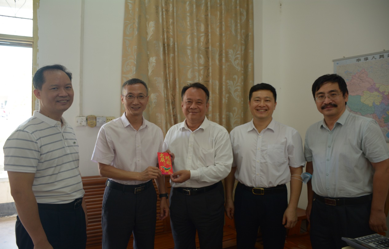 广东石油化工学院开展教师节走访慰问活动