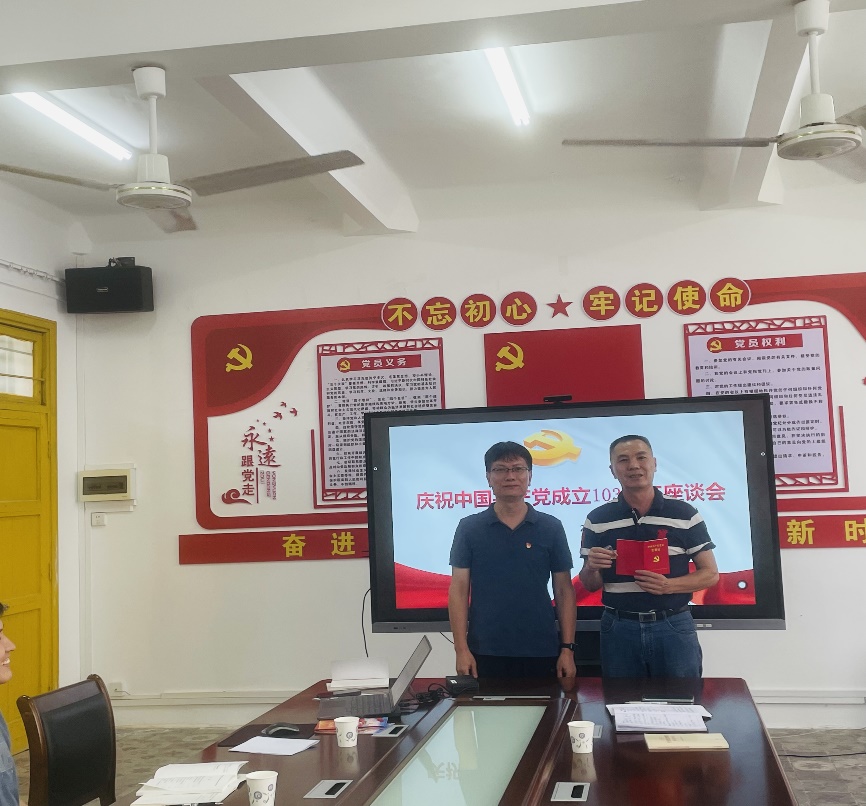 图片包含 室内, 天花板, 桌子, 男人 描述已自动生成 图片包含 室内, 天花板, 桌子, 男人 描述已自动生成