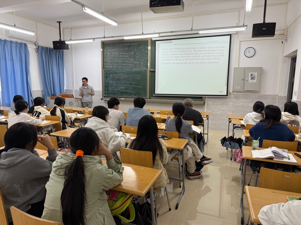 会议室里的人们描述已自动生成