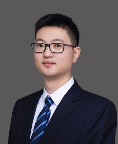 穿着西装笔挺的男子描述已自动生成