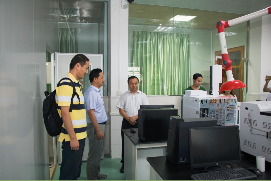 南京大学国家环境保护有机化工废水处理与资源化工程中心张炜铭主任一行到校交流