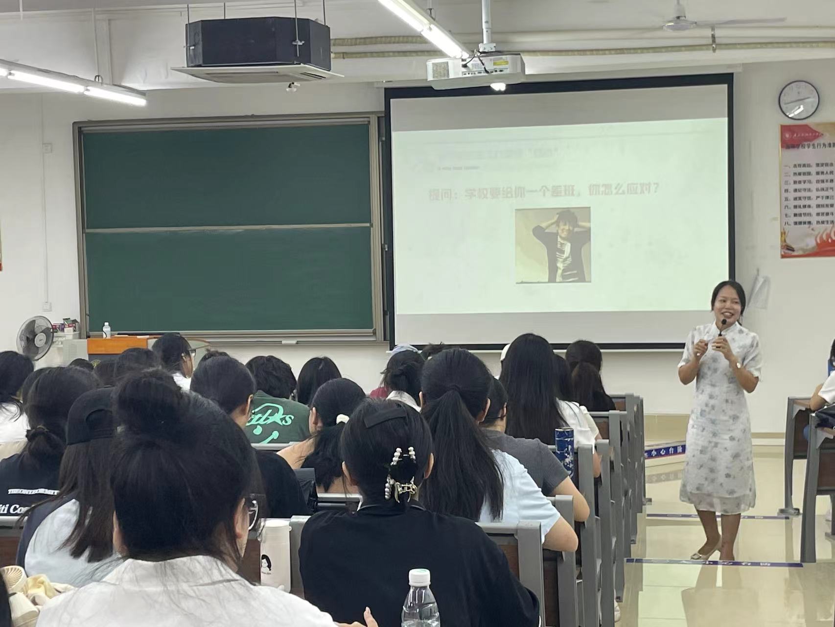 说明: 会议室里的人们描述已自动生成 说明: 会议室里的人们描述已自动生成