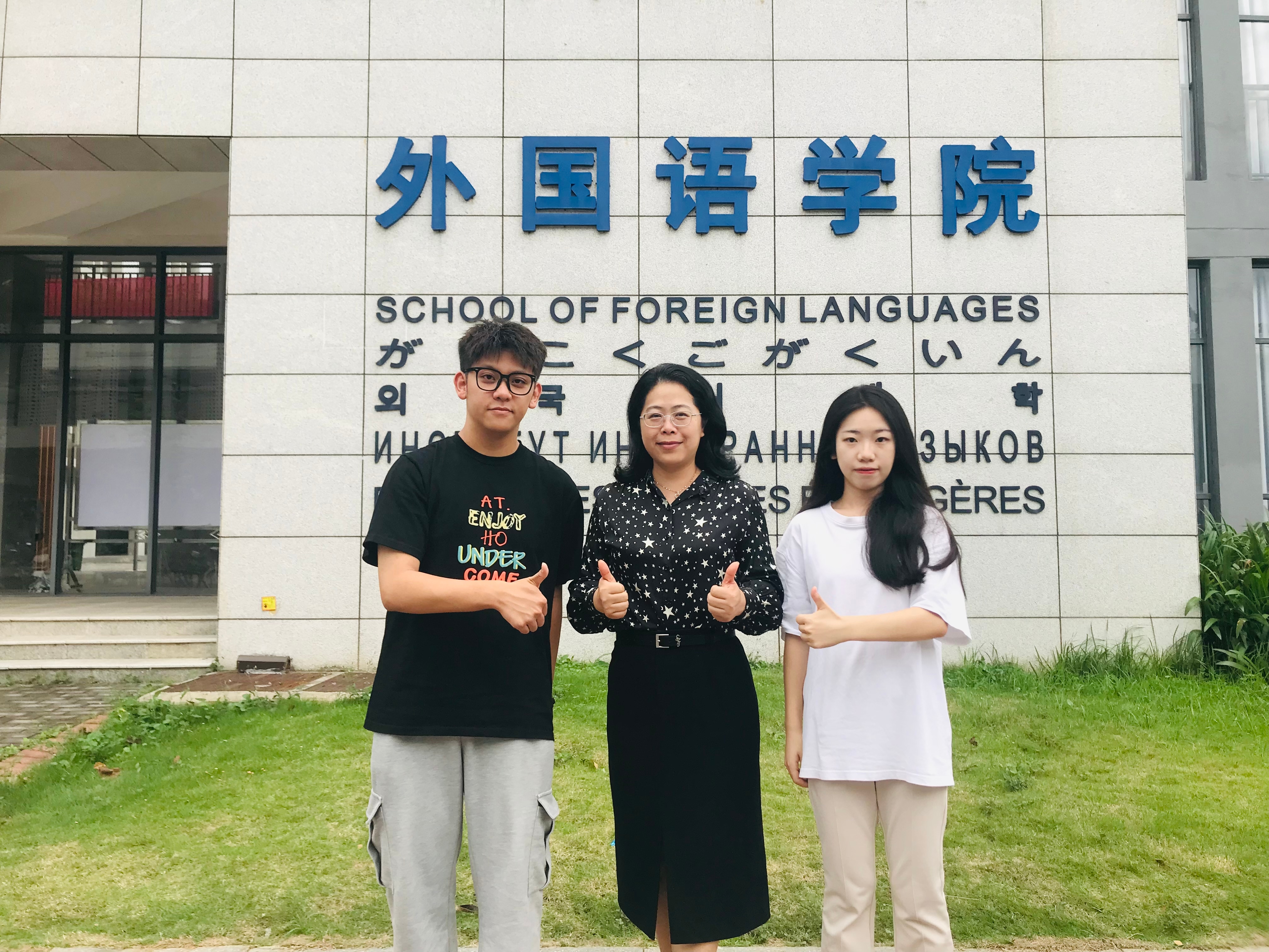 说明: 男人和女人站在草地上中度可信度描述已自动生成