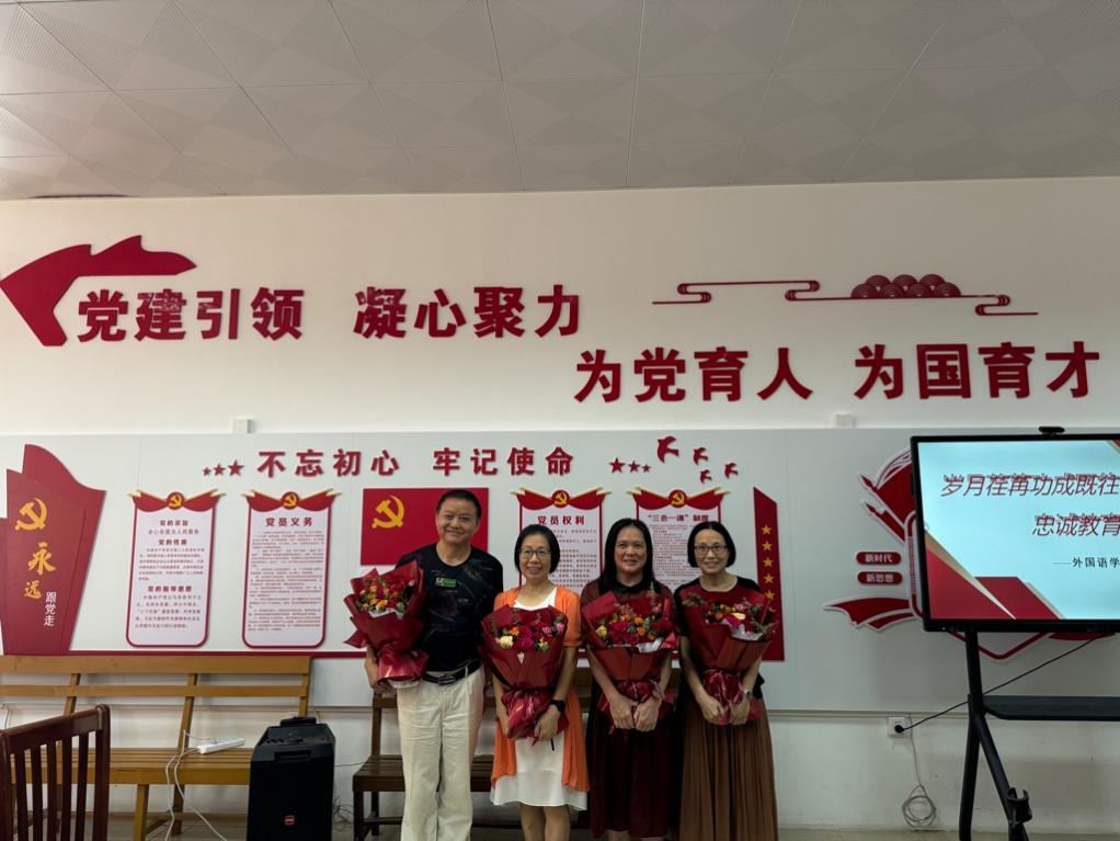 说明: 图片包含 天花板, 室内, 桌子, 房间描述已自动生成 说明: 图片包含 天花板, 室内, 桌子, 房间描述已自动生成