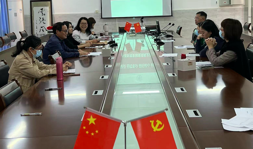 说明: 人们在房间里中度可信度描述已自动生成 说明: 人们在房间里中度可信度描述已自动生成