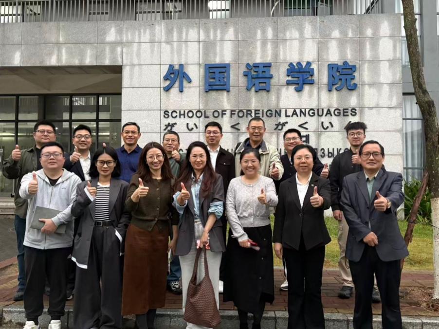 一群人站在一起合影AI 生成的内容可能不正确。 一群人站在一起合影AI 生成的内容可能不正确。